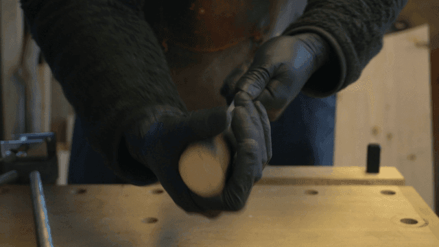 나무 토막과 금속 막대를 조립 작업하는 장인