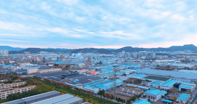 구름 낀 하늘 아래 광활한 산업 도시 풍경