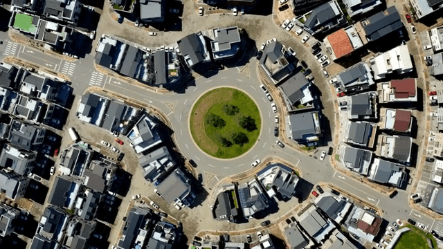 주택으로 둘러싸인 로터리의 항공 뷰