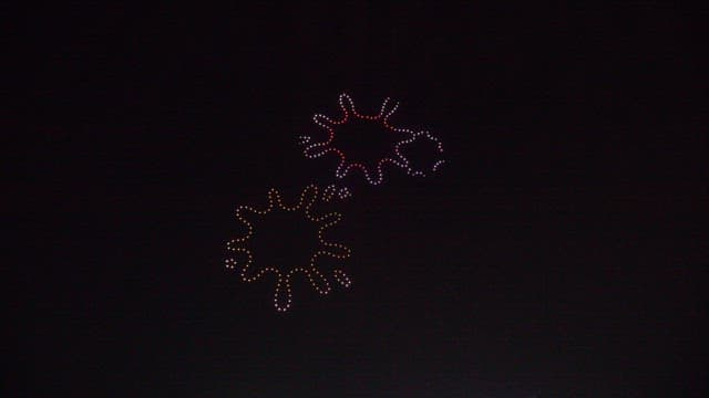 밤하늘의 화려한 드론 라이트 쇼