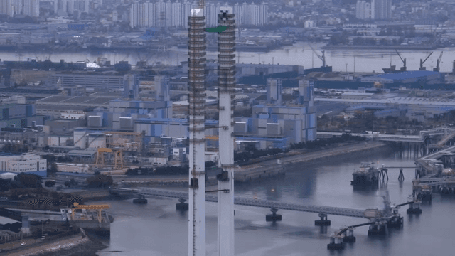 높은 구조물이 있는 산업 지역