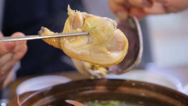 식당에서 먹는 통통하고 먹음직스러운 조개