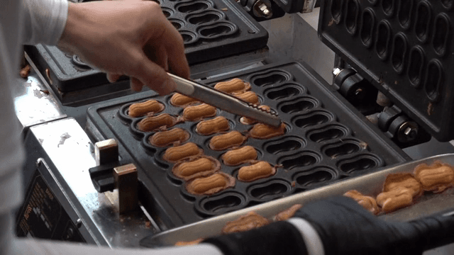 갓 구운 땅콩 모양의 빵