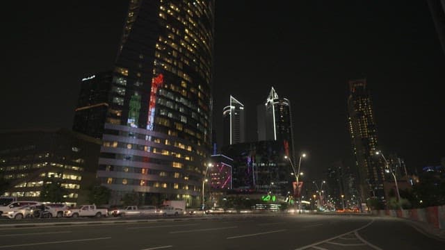 번화한 도시의 밤과 빛나는 고층 빌딩들