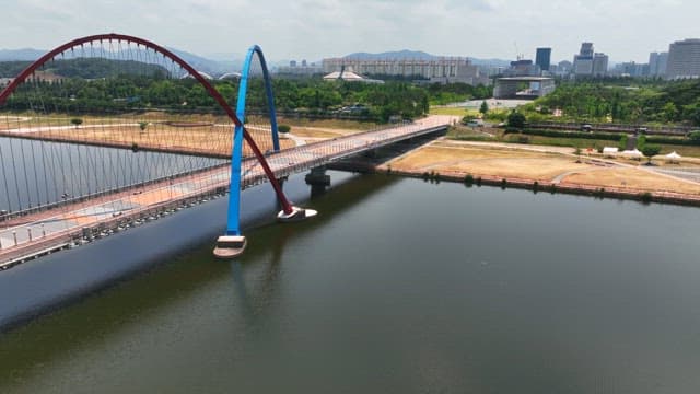 도심 속 푸른 공원과 현대적인 다리