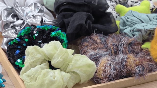 화장대 위 다양한 머리 장식