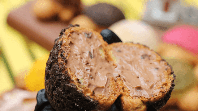 크림이 가득 든 빵을 손으로 가르는 장면