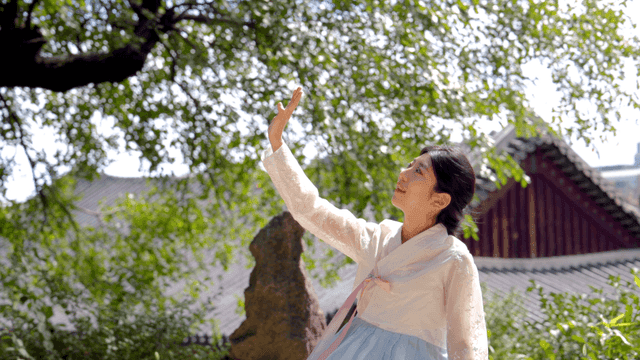 한복을 입은 여성이 맑은 날을 즐기는 모습