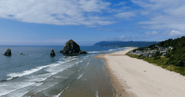 파도와 바위가 있는 고요한 해변