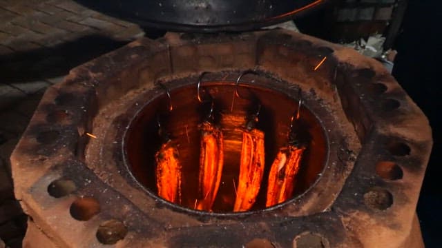 항아리에서 구워지고 있는 장어