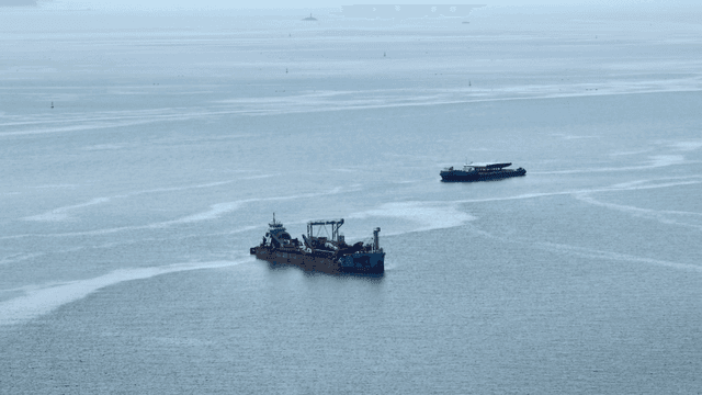 잔잔한 바다 위의 두 배