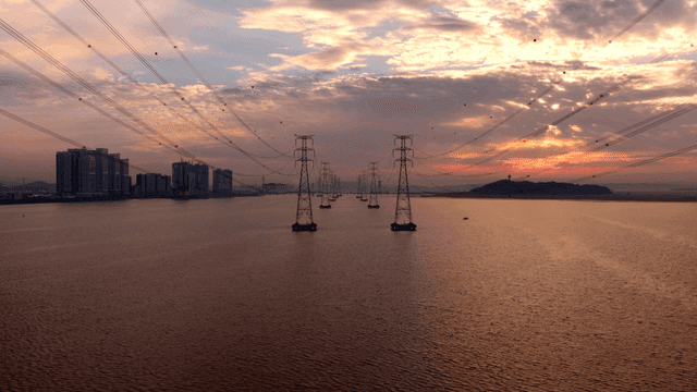 저녁에 송전선이 있는 강