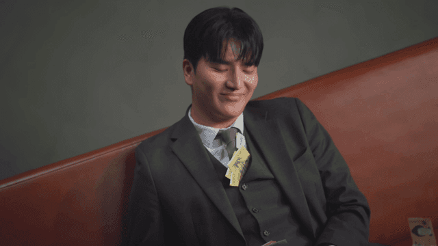 소파에서 돈 냄새를 맡는 남자