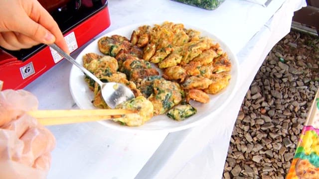 접시에 담기는 전들