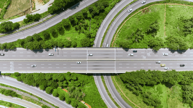 녹지로 둘러싸인 고속도로와 차량들