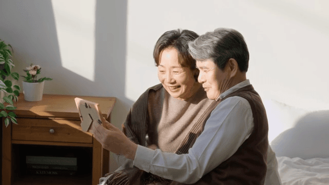 Elderly couple enjoying a photo together