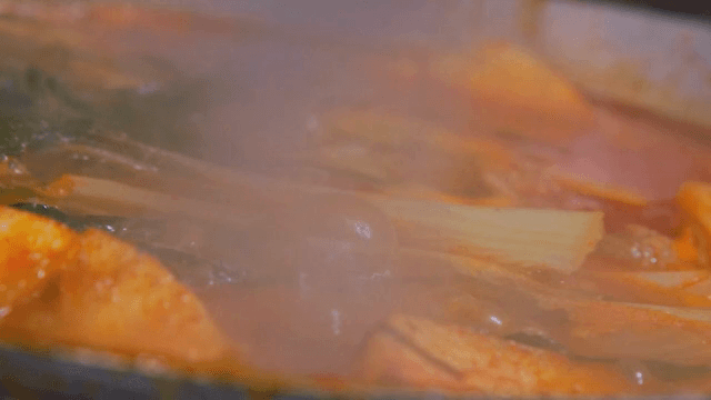 매운 찌개가 끓고 있는 모습