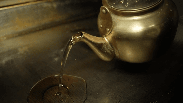 뜨거운 철판에 기름을 붓는 장면