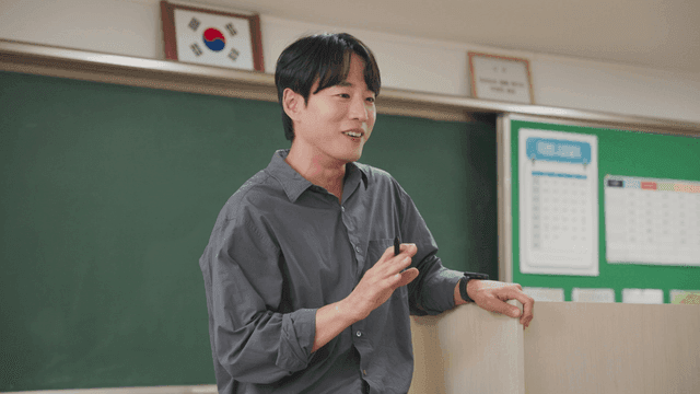 교실에서 강의하는 선생님