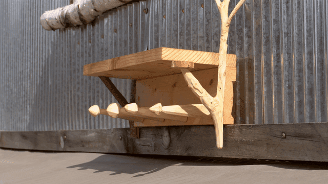 금속 벽에 부착된 나무 거치대 선반