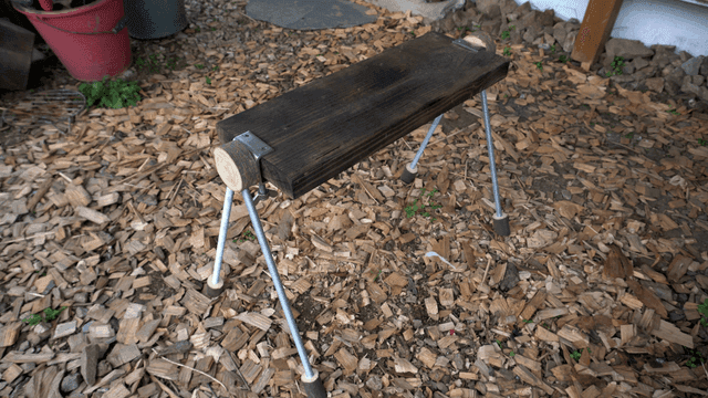 나무 조각들 위에 놓인 수제 나무 벤치