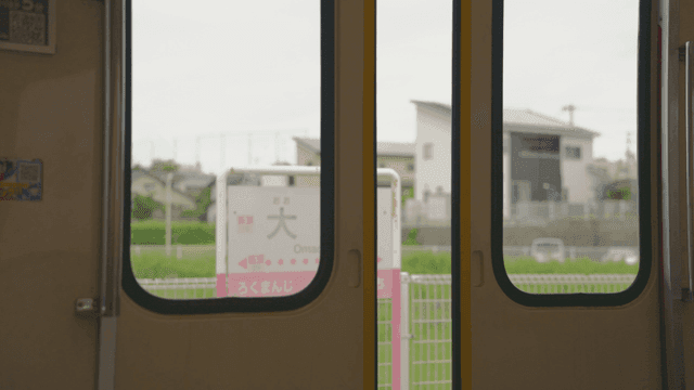 기차에서 본 오마치 역 풍경