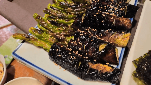 접시에 있는 꽈리고추와 가지구이