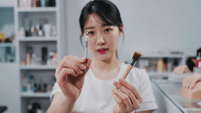 뷰티 도구를 들고 있는 젊은 여성