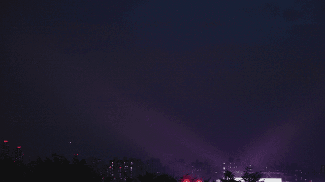 밤에 콘서트 불빛이 비치는 도시 스카이라인