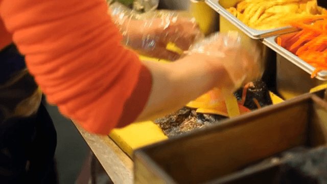다양한 재료로 김밥 준비하기