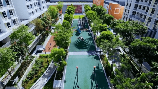 놀이터가 있는 현대적인 아파트 단지