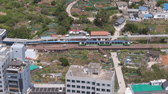 기차가 시골 역을 지나가는 모습