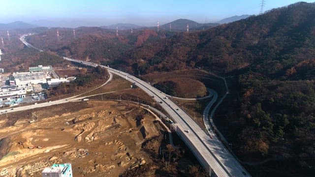 구불구불한 도로 위 교통의 상공 전망