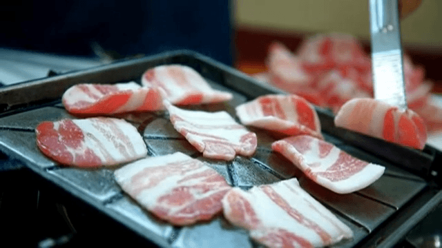 뜨거운 그릴 위에서 지글거리는 삼겹살