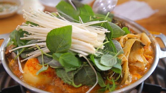 Napa cabbage and pork backbone stew with fresh vegetables