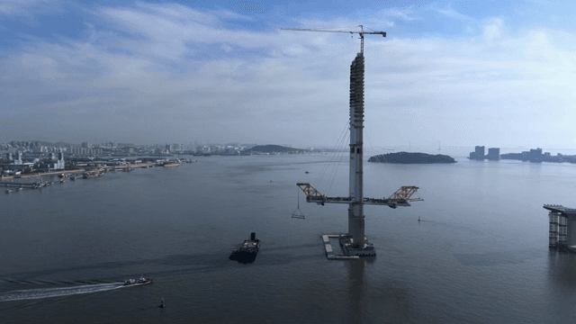 넓은 바다 위의 다리 건설