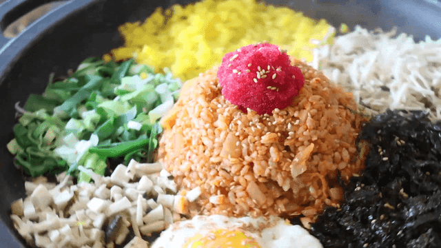 다양한 재료가 들어간 한국 볶음밥