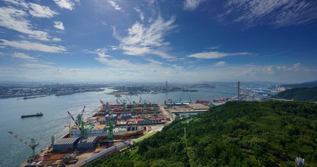 낮부터 밤까지의 항구와 조선소의 풍경