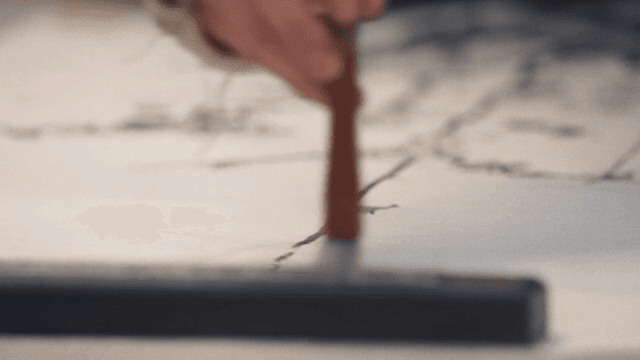 붓으로 종이에 그림을 그리는 사람