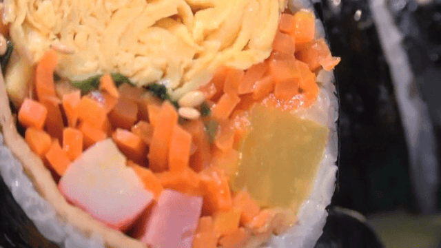 계란과 채소가 들어간 김밥