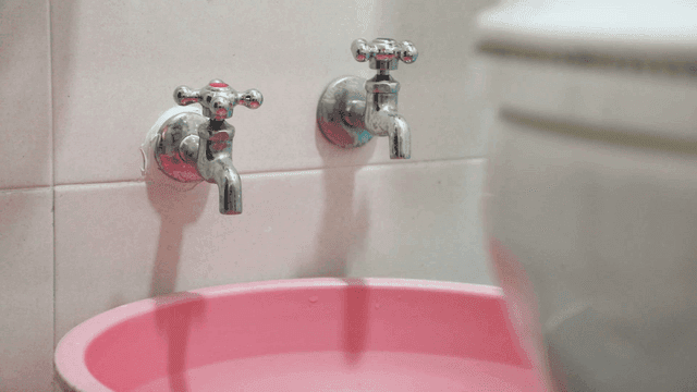 Bathroom with pink basin