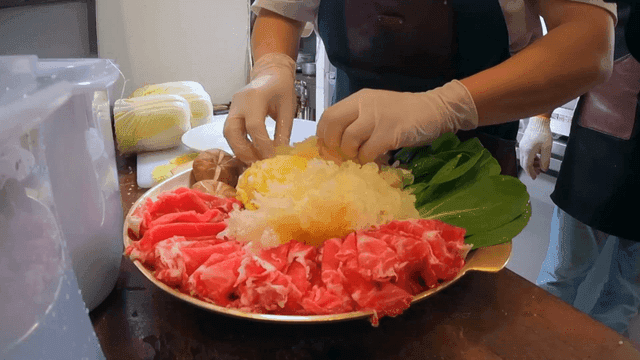 전골 요리를 위한 재료를 준비하는 장면