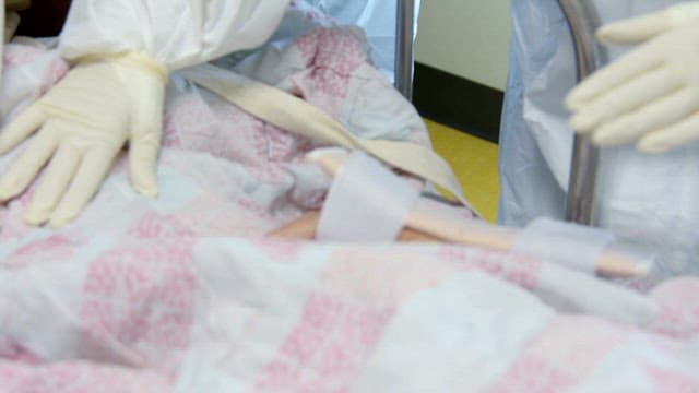 환자의 상태를 확인하는 의료진