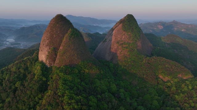새벽녘에 녹음이 우거진 높은 산봉우리
