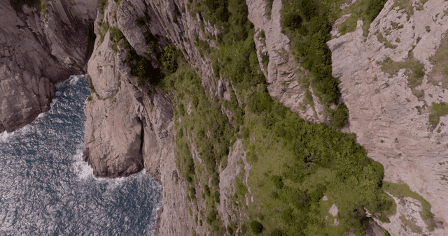 파도가 부딪히는 바위 절벽