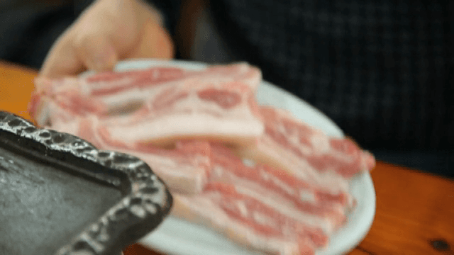 접시에 담긴 생삼겹살