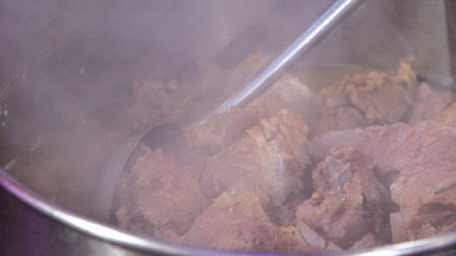 국자에 올리는 익은 등뼈