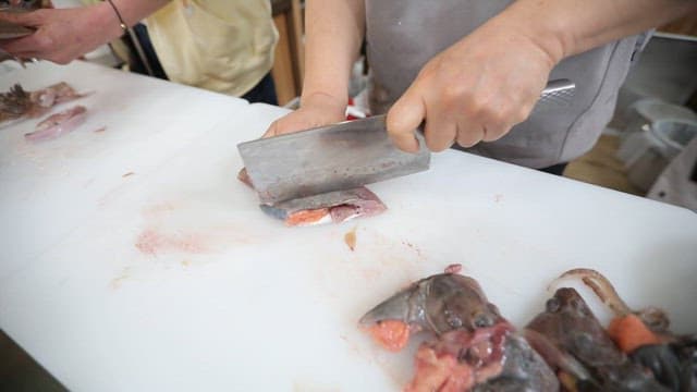 주방의 도마 위에서 신선한 생선을 준비하고 썰기