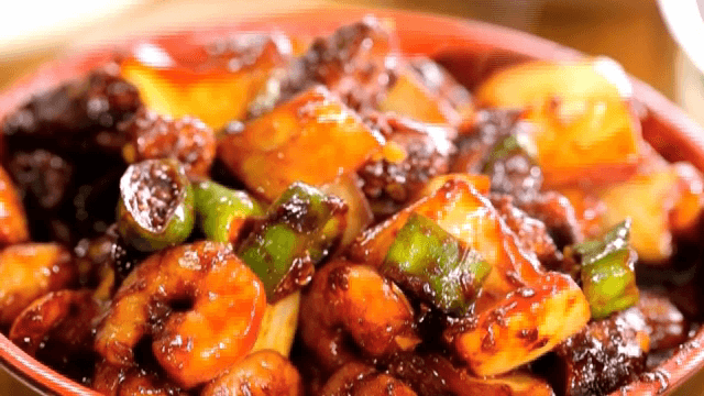 새우와 다양한 채소가 올라간 매콤한 짜장면 한그릇