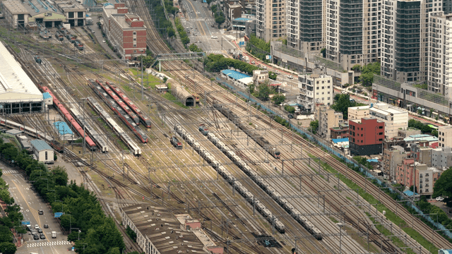 기차 선로와 도시 건물